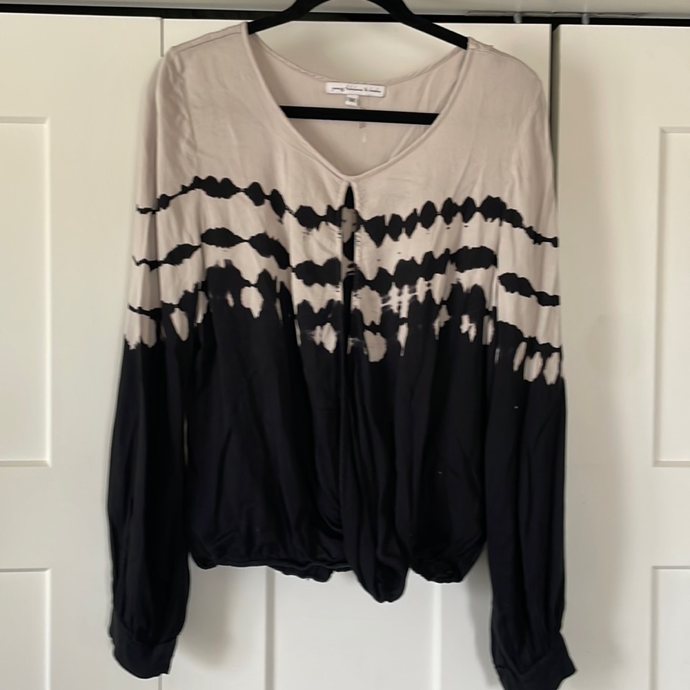 Long sleeve blouse. Elastic around waist